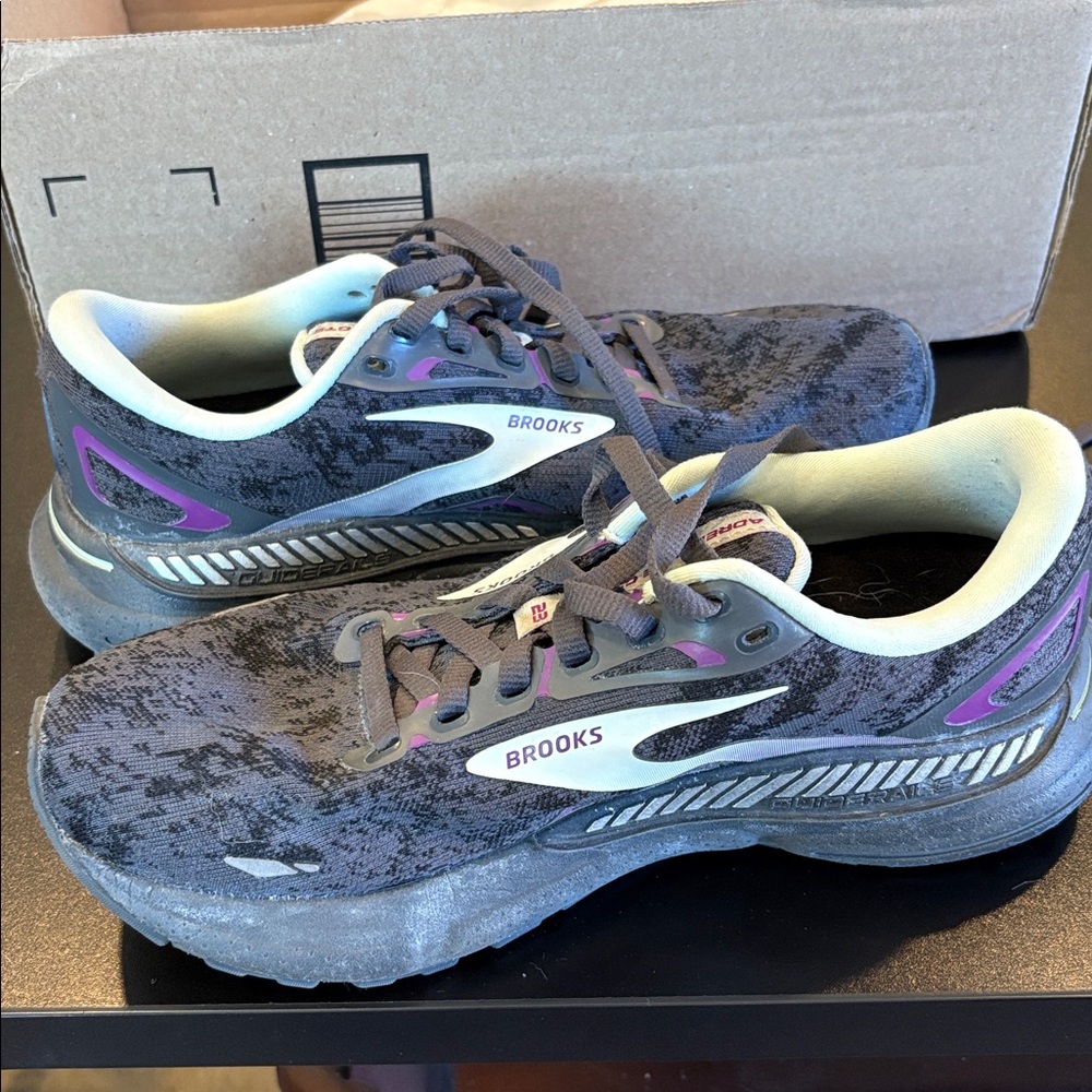 Brooks Adrenaline GTS in black and purple sz 6